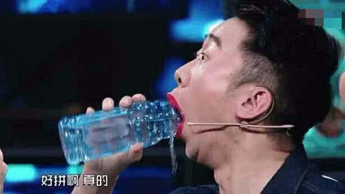 杨迪涂口红的视频,涂了口红怎么喝奶茶