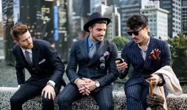 浅色穿搭男士正装,男士黑色正装内搭穿什么颜色好看