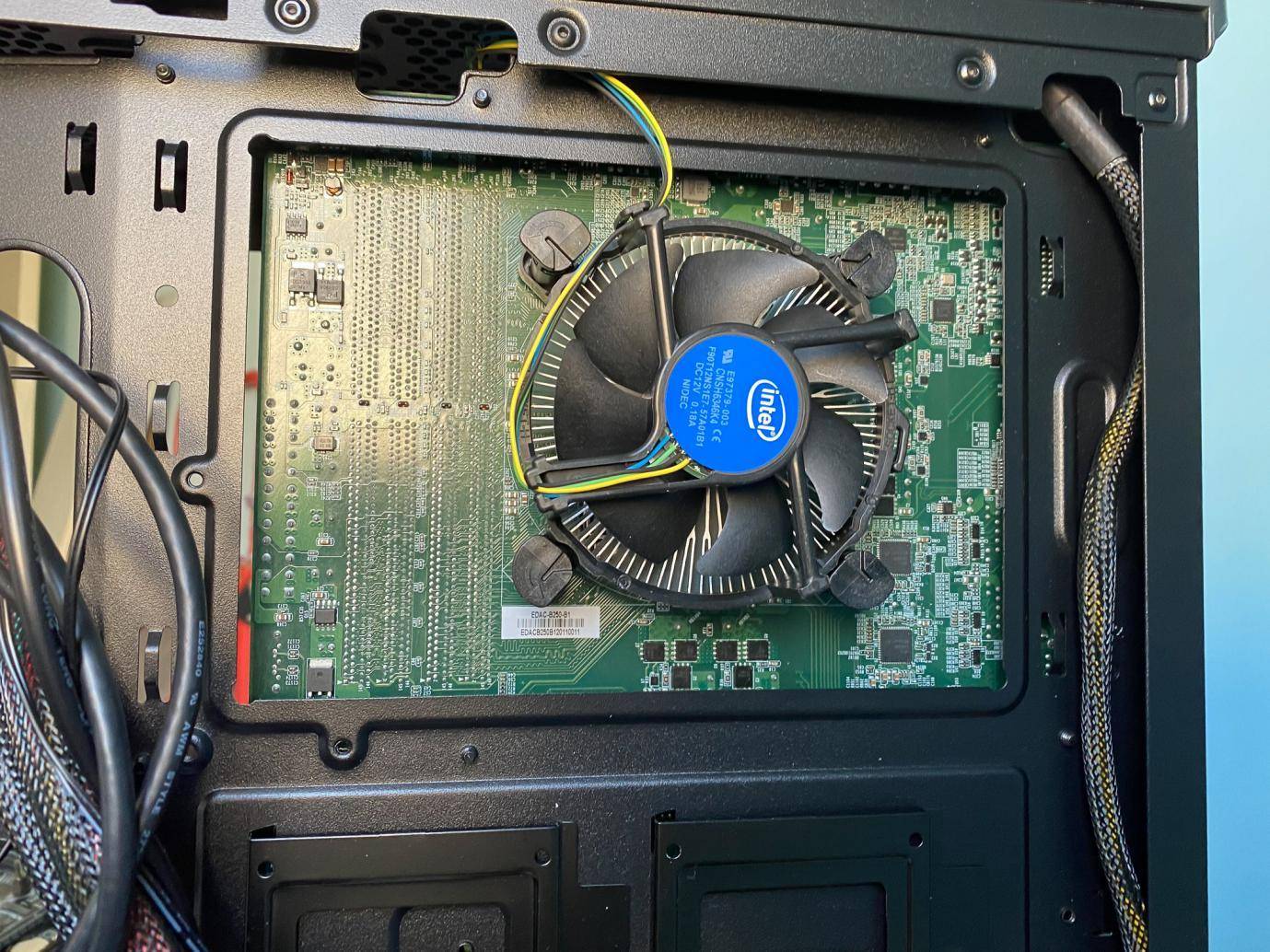 电脑系统是装在主板还是cpu上,电脑换了cpu和主板要重新装系统吗