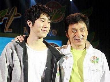 父亲是巨星，母亲是影后，却因吸毒入狱，将一手好牌打烂