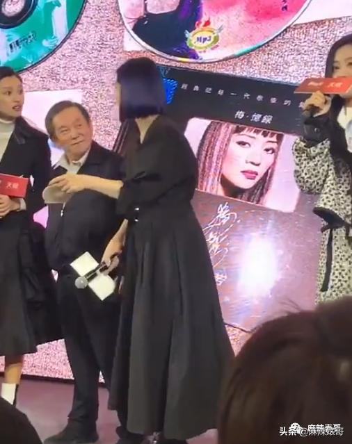 吹自己是铁粉，结果当场打脸，真社死啊…