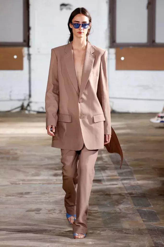 穿上西装我就必须彬彬有礼,像大人一样穿上一身帅气西装