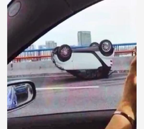 高速偶遇mini,高速偶遇奔驰v260l