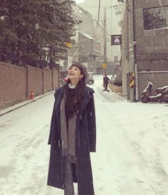 34岁朴敏英颜值太耐打了，收腰的连衣裙又美又飒，女人看了都心动