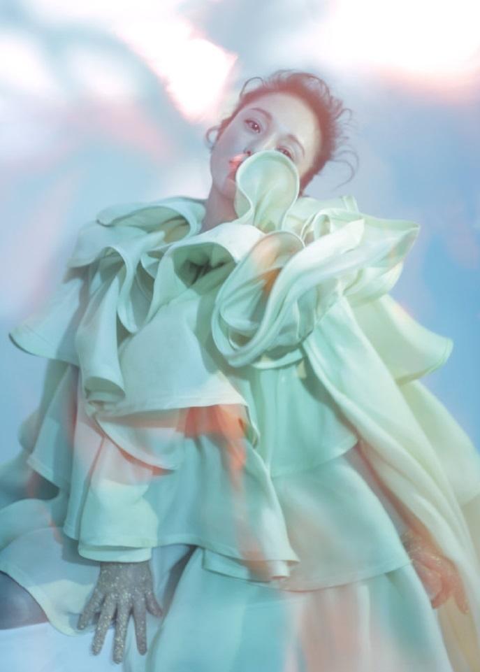 他爱穿裙子，和小18岁男友结婚，还是年轻女孩最爱的设计师之一