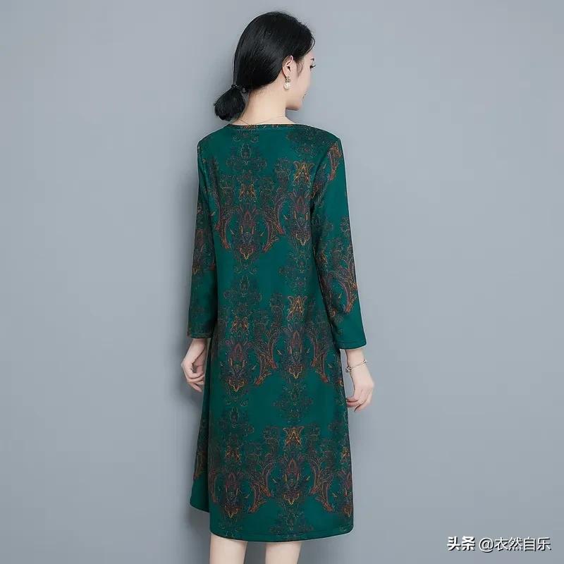 大码女装显瘦遮肉减龄,大码女装显瘦学院风正肩减龄打底