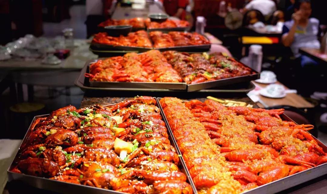 千人涌入二桥头狂欢！苦等365天，随州这个撸虾圣地一夜爆店！