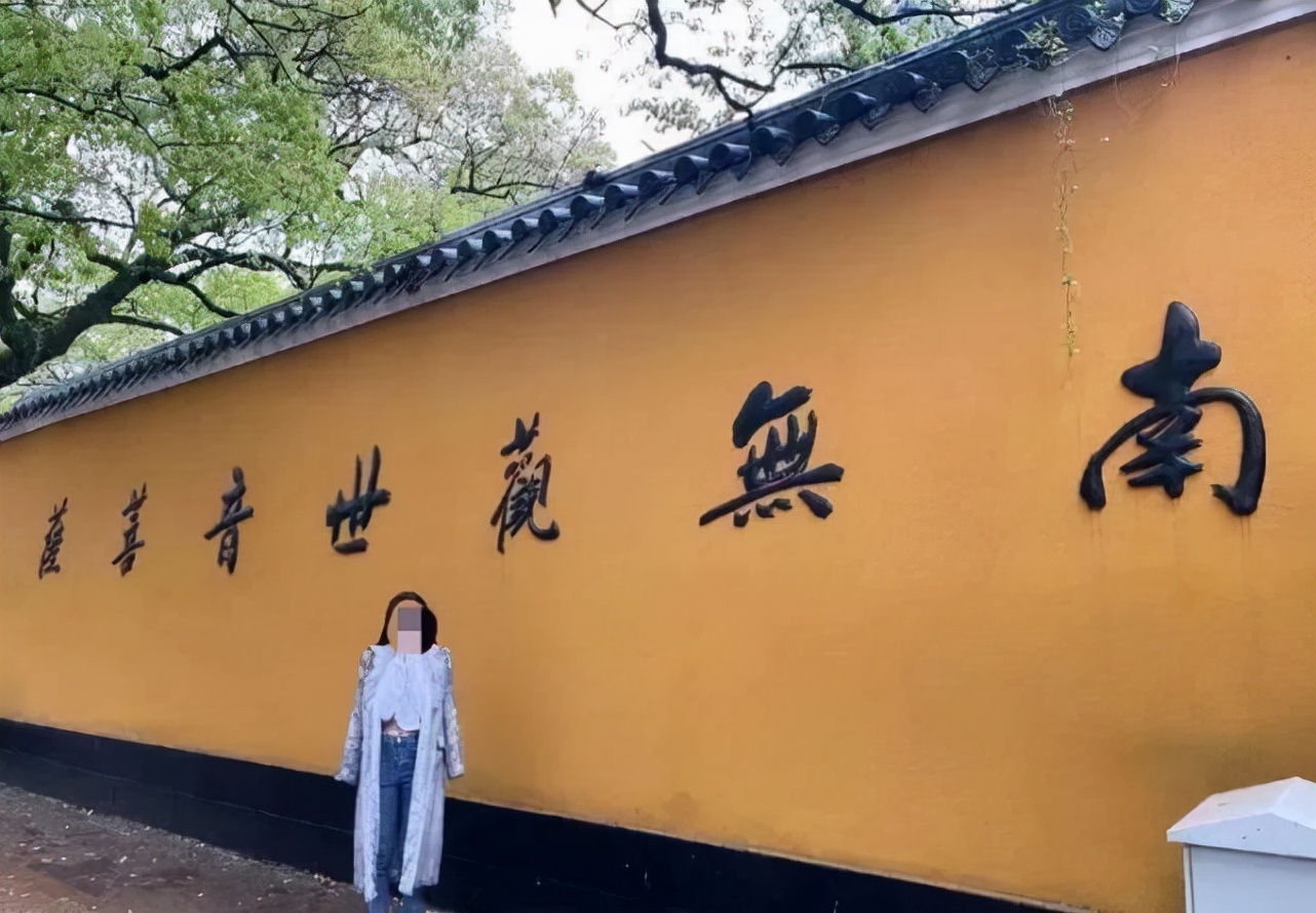 “佛媛”炫富摆拍，露大腿逛寺庙，袈裟也藏不住狐狸的尾巴