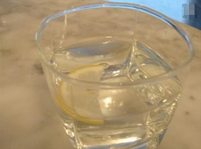 吃西餐时服务员倒的柠檬水 (吃西餐服务员倒的柠檬水是干嘛的)