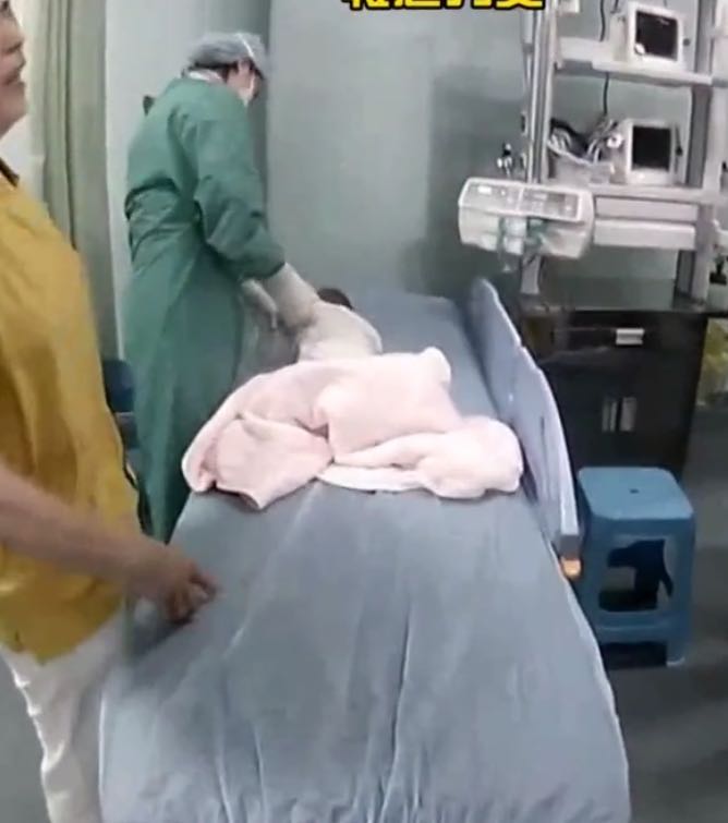 出生27天呛奶引起新生儿肺炎,42天宝宝呛奶急救