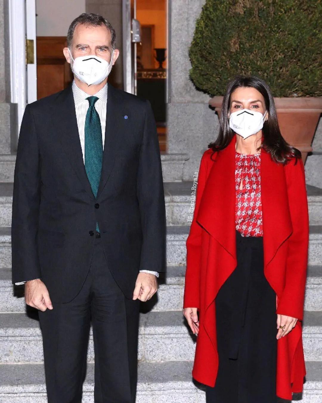 以女主人宫殿内接客，莱后红衣似火热情洋溢，全身旧衣成节俭标兵