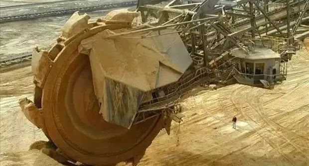 足以震惊世界的八个超级工程,盘点全球巨无霸工程机械