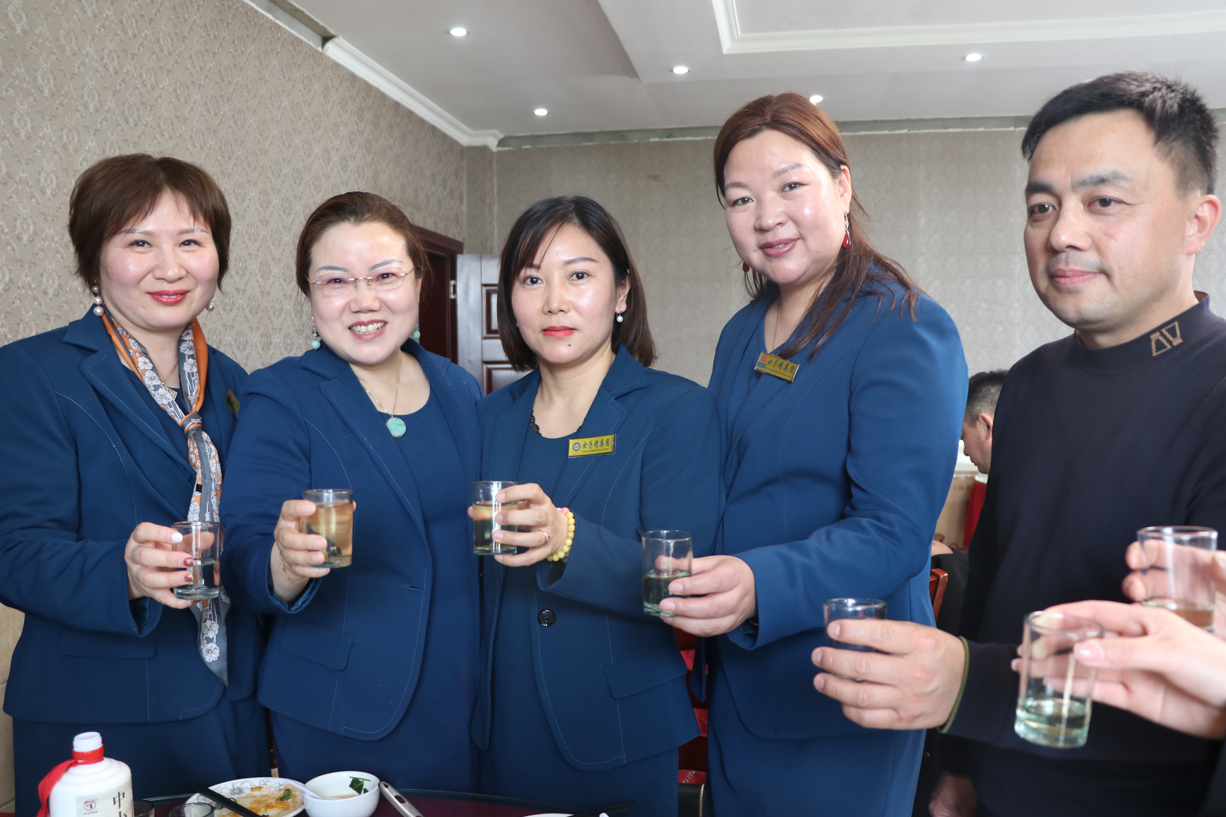 栽下梧桐树引进金凤凰,栽棵梧桐树引来金凤凰