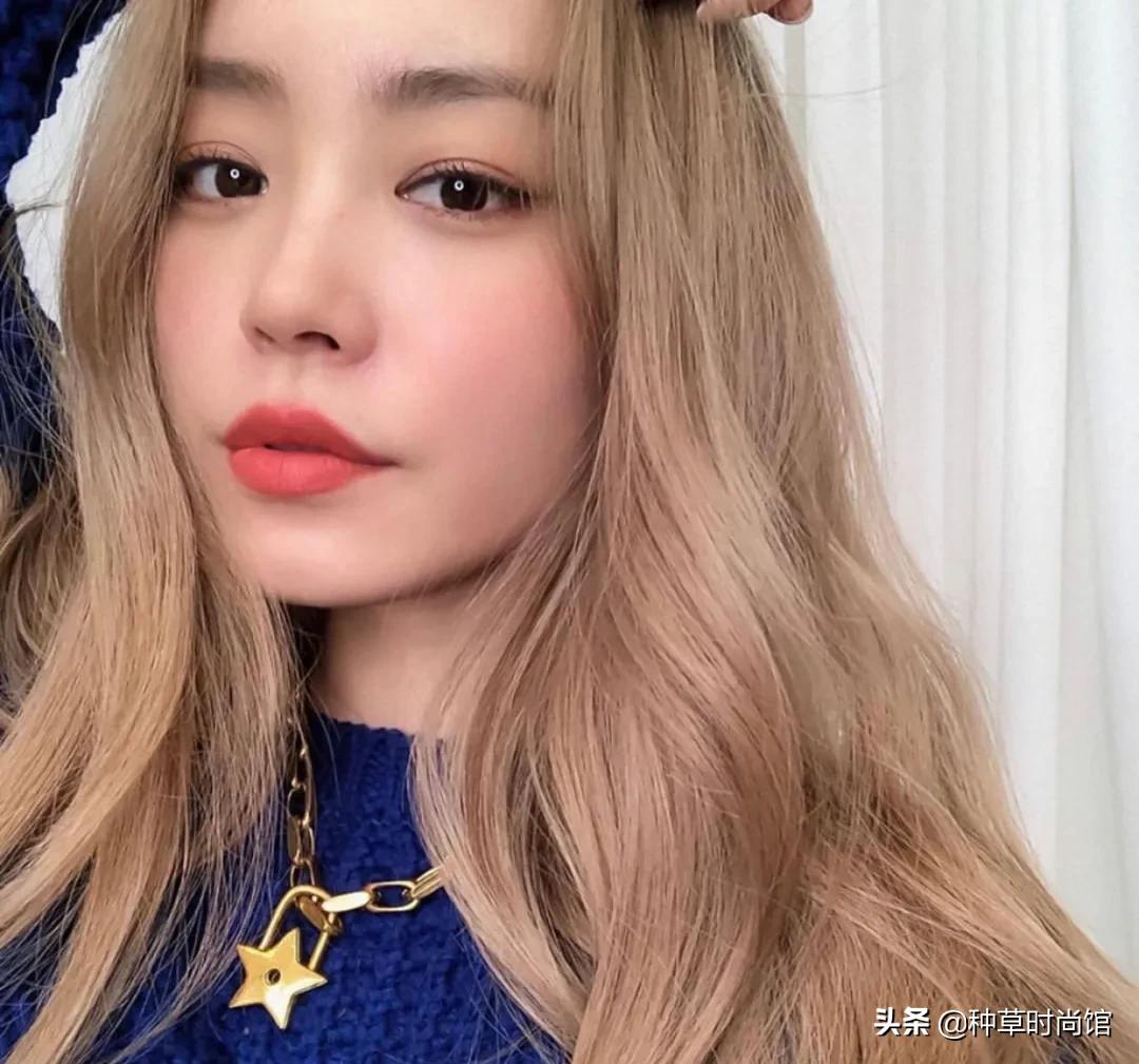 别再烫羊毛卷了！今夏“奶茶发”火了，超洋气