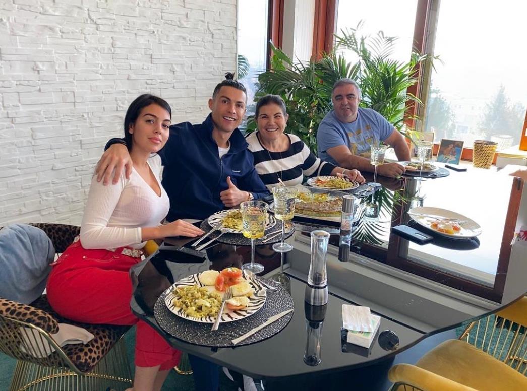 c罗确诊新冠后首次露面,c罗疫情居家锻炼