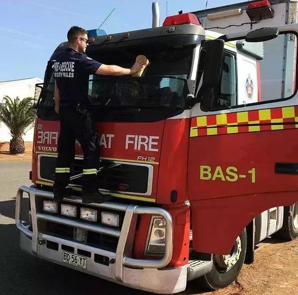 300斤的肥宅穿越异世界逆袭变帅哥,300斤肥胖逆袭变成女神