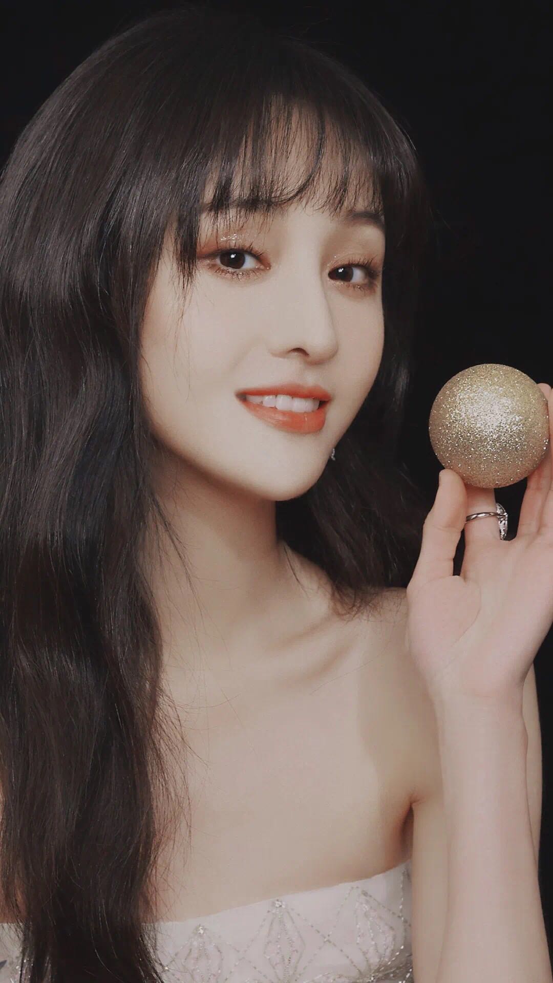 中分和齐刘海哪个更好看,你适合长发还是短发发型设计