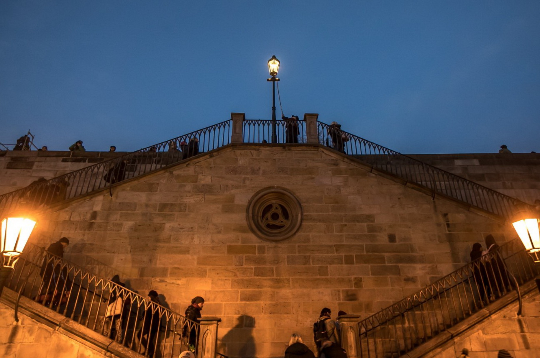 路灯的历史变迁简述,你知道路灯是怎么发明的吗