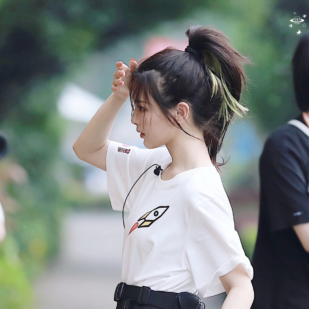 披头发怎么才能显脸小,短脸不适合披头发吗