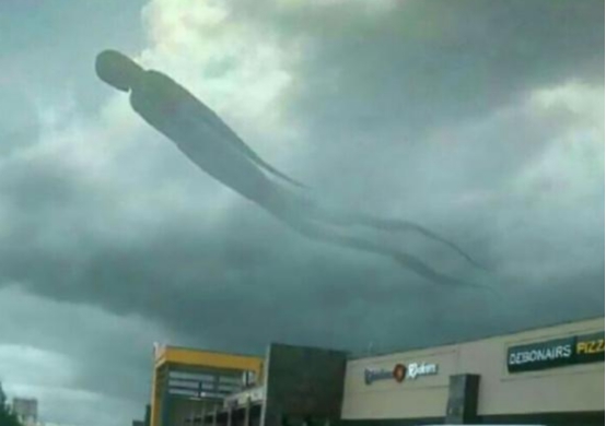 日本东京上空浮现神秘人脸,日本东京上空浮现神秘大脸木偶