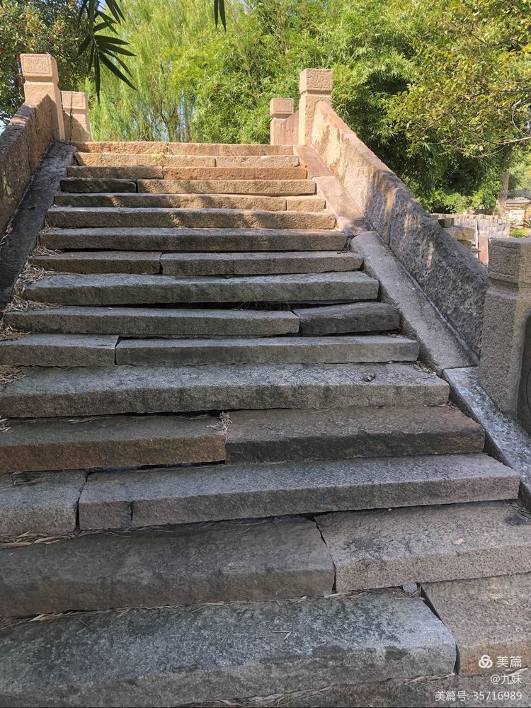 走进风雅石园，位于王店镇聚宝湾景区里