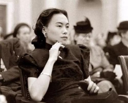 一位北京姑娘嫁大32岁美国人,辅佐8位美国总统:中国就是我的根