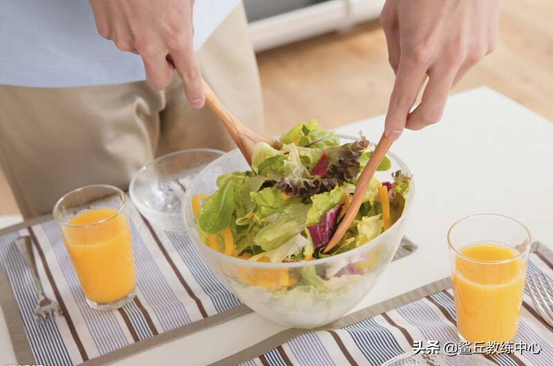 什么样的沙拉酱好吃又减脂,低脂减肥餐如何选择沙拉酱