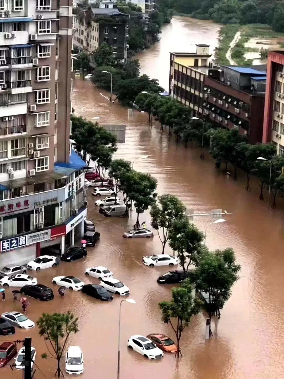 乐山大佛是因为洪水修建的吗,乐山大佛脚被水淹没奇观出现