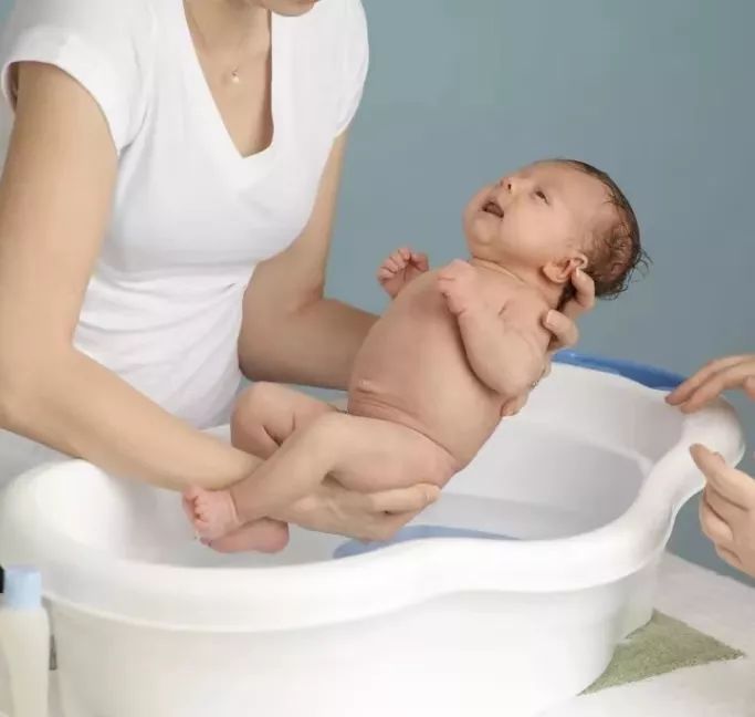 宝宝洗澡哭闹怎么办?3招让宝宝爱上洗澡