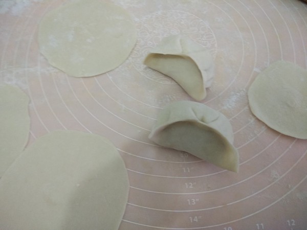 老东北美食白菜芹菜饺子蒸饺,天冷了这种蒸饺最好吃营养丰富