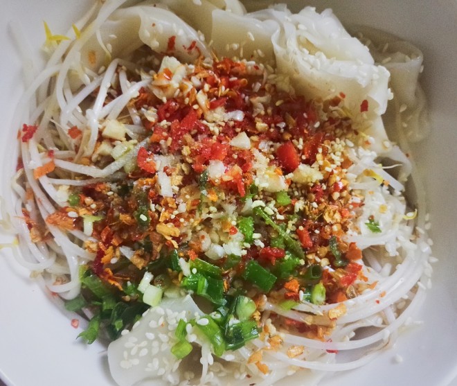 油泼面简单易学的做法,油泼面最正宗的做法简单