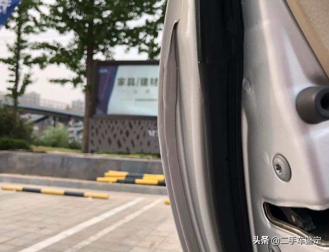 花冠车门上的三角板怎么拆,花冠车门内饰板怎么拆视频