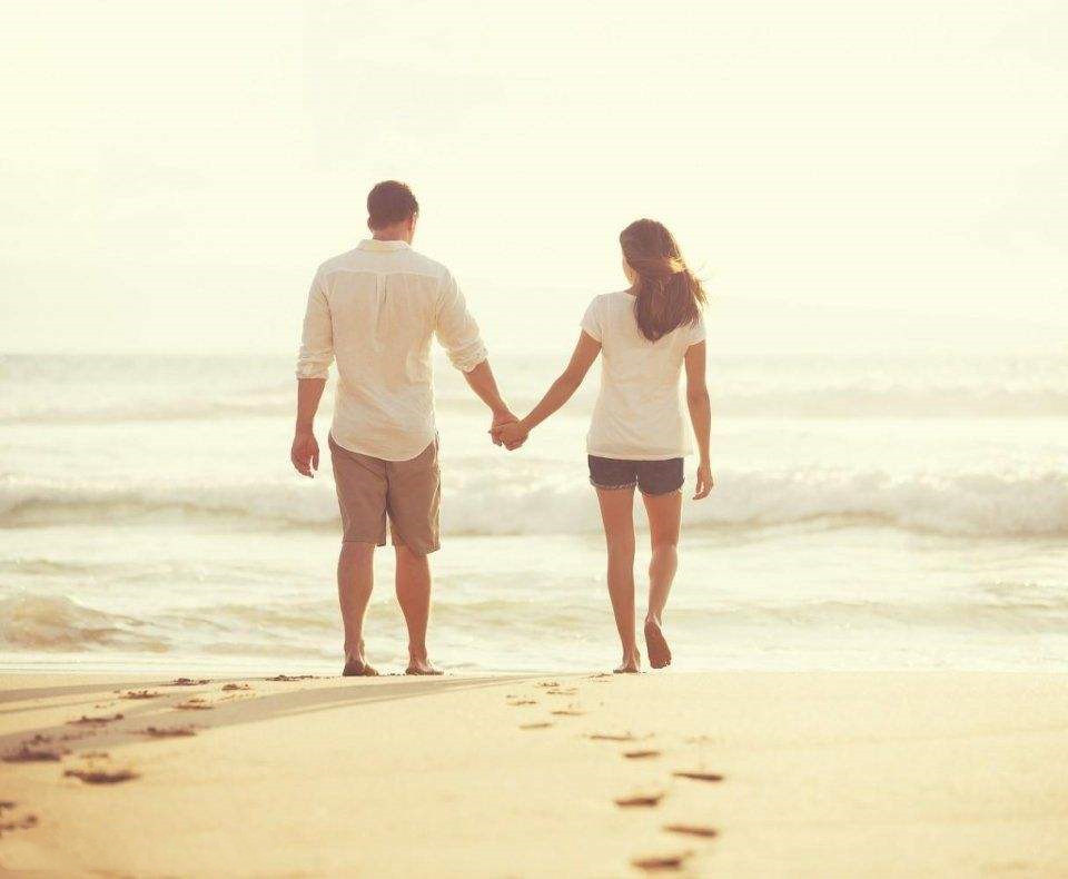 夜市老板娘胸前挂了一个“布袋”，顾客看清后说：再来一碗