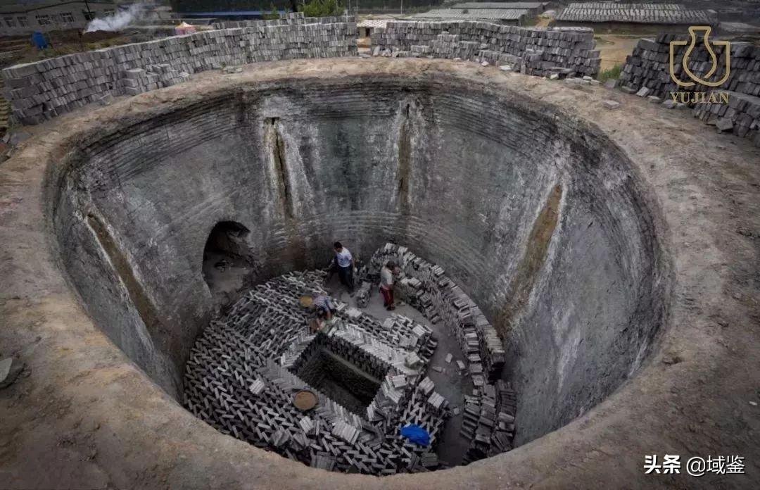 古代的砖是什么材质的,为什么原来的砖是青色现在是红色