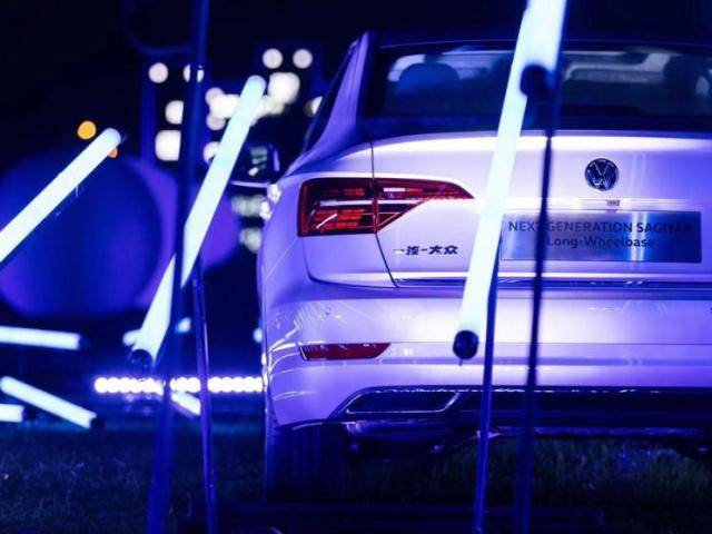 大众速腾的价位跟迈腾相差多少钱,大众速腾2022款1.4t舒适版1成首付