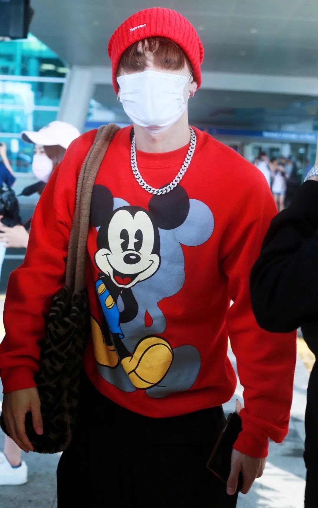 衣品超级好的男明星,王嘉尔穿的蔡徐坤同款衣服