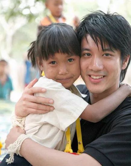 身价17亿的王力宏,王力宏穿破洞袜康熙来了