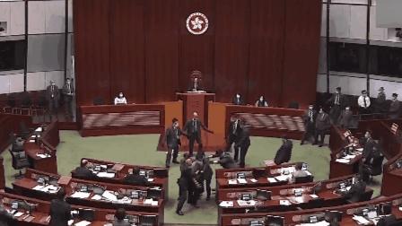 在香港立法会丢“臭弹”3名反对派议员被追讨20万港元清洁费
