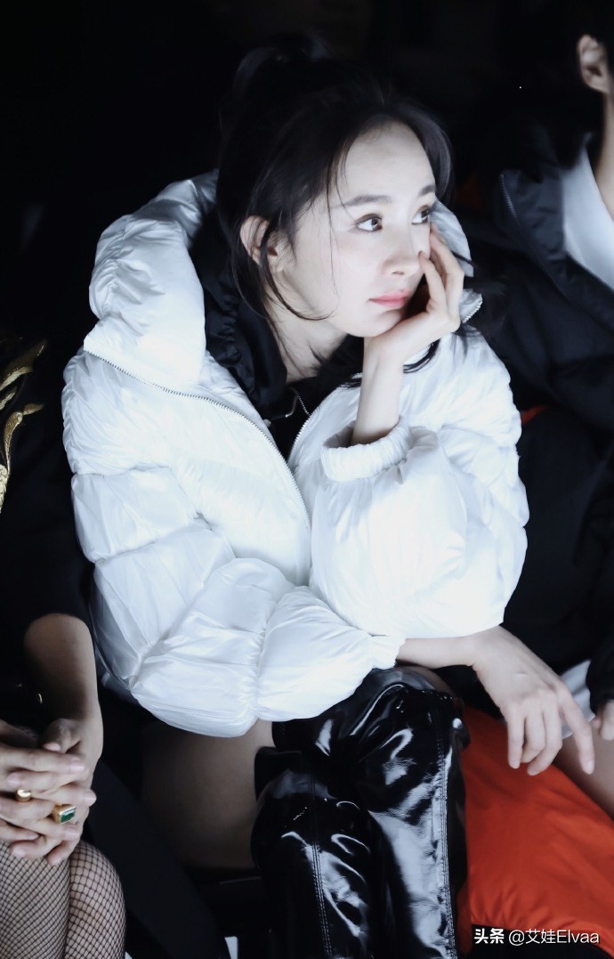 杨幂身穿一袭黑色高开叉礼服,杨幂身穿黑色短版西装红蓝格