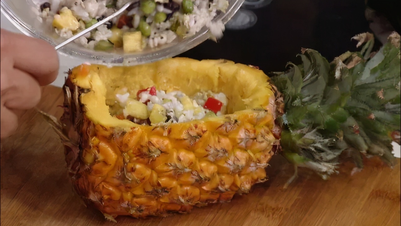 菠萝怎么吃要不要用盐水泡,吃菠萝要用什么盐水清洗