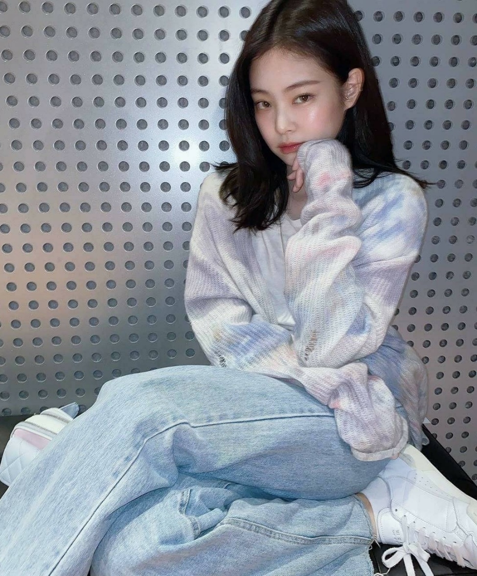 jennie穿搭短衬衫阔腿裤,jennie穿搭大衣灰毛衣