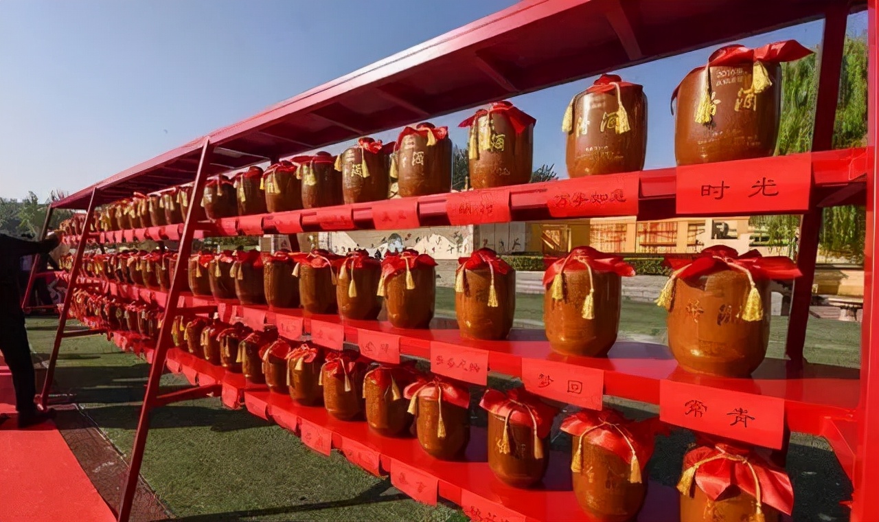 汾酒，一瓶老酒拍出天价，涨了1894倍，背后有何故事？