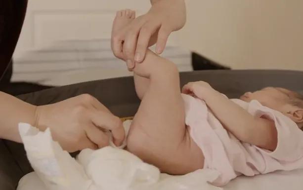 给卧床老人更换纸尿裤流程,更换纸尿裤的操作流程老年人