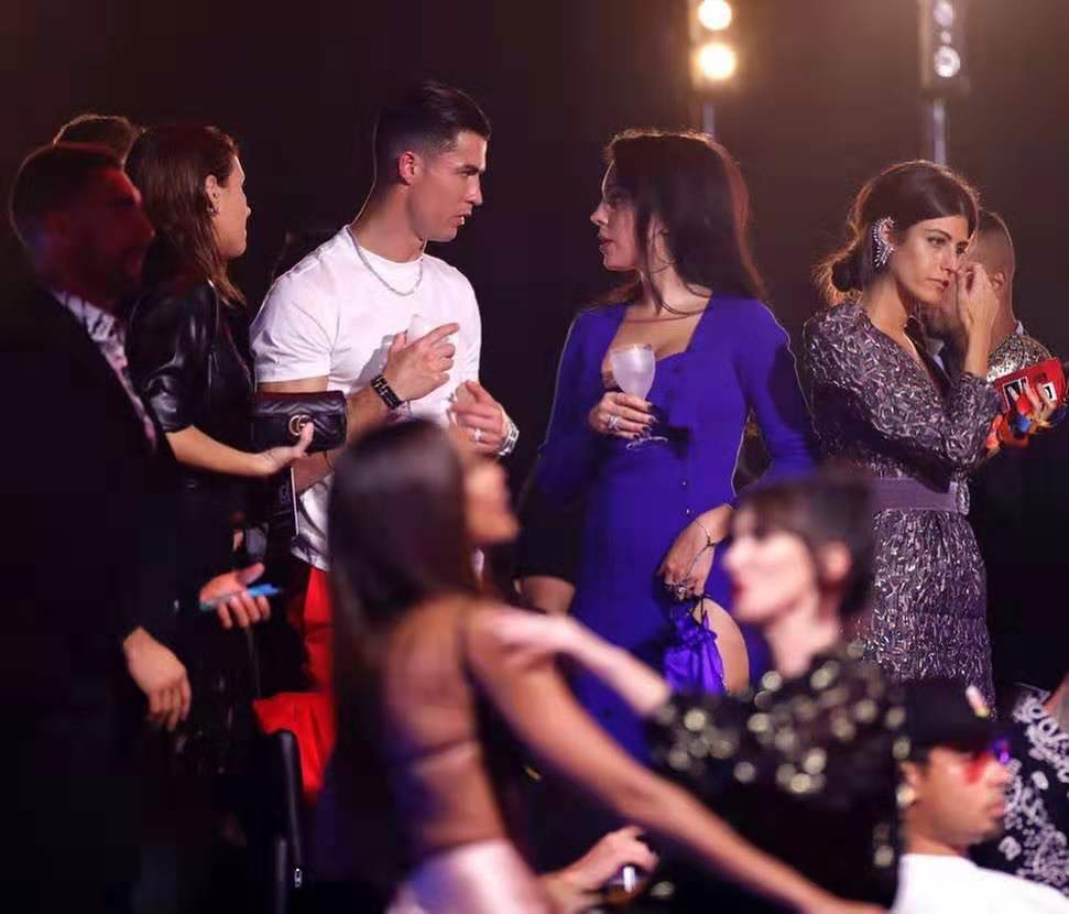 c罗头球热搜第一,c罗穿紫色球服与乔治娜