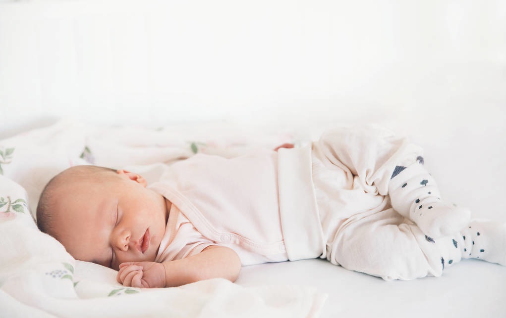 宝宝睡不踏实容易醒要含着奶睡觉,宝宝入睡困难必须吃着奶睡