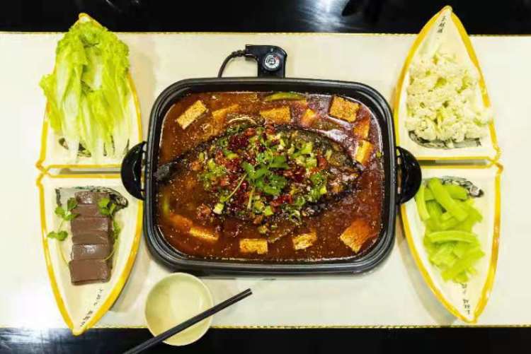 下饭神器即刻get,无锡舟边烤鱼,滋滋作响的暖冬美味