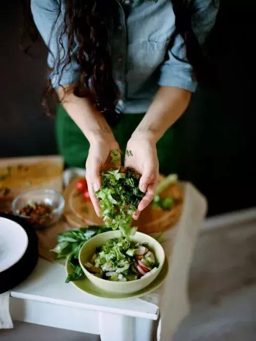 凉拌凉面和凉皮一起怎么做好吃,凉菜调料汁最详细配方凉拌面