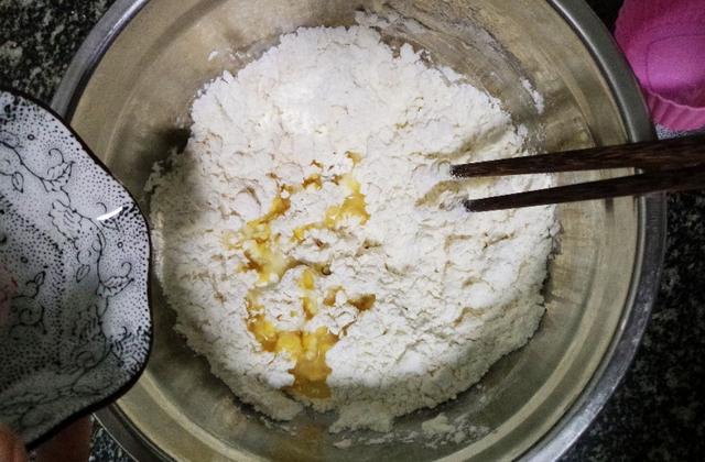 家庭版香酥小油条怎么做酥脆松软,香酥大油条家庭做法不用膨松剂