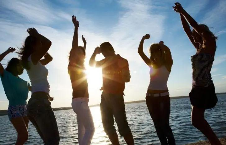 懒人经济下的校园跑腿现状如何？校园跑腿火爆的原因是什么？