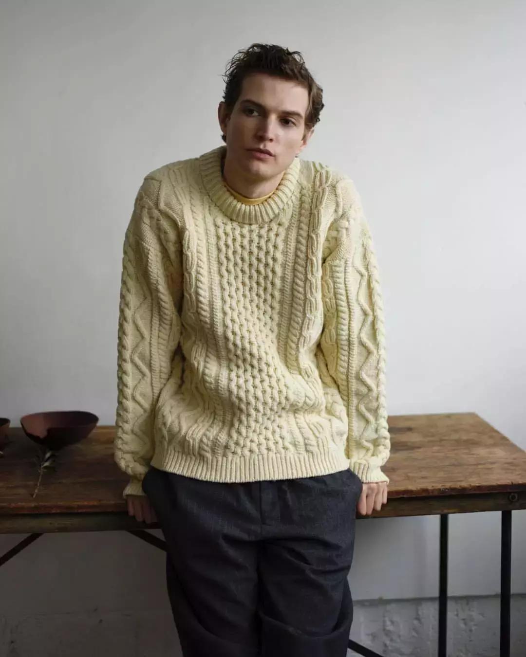 毛衣是冬季的基础单品,毛衣要更适合寒冬